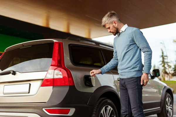 Où se trouve le réservoir AdBlue sur une Peugeot 2008 ?