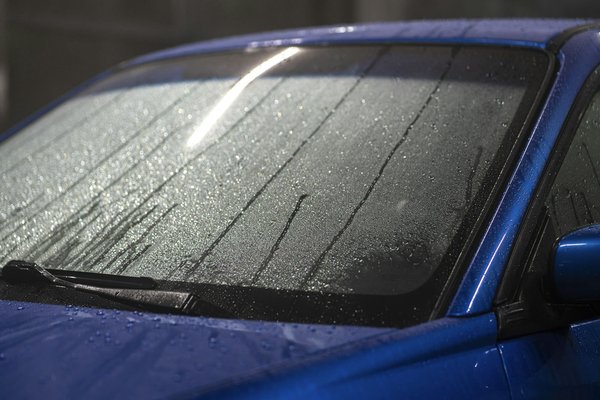 Quelle est l'efficacité des revêtements de pare-brise hydrophobes pour la visibilité par temps de pluie ?